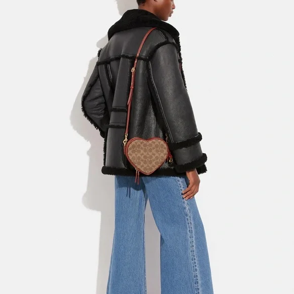 CE726 - Coach Heart Crossbody in Signature Canvas - Picture 11 of 12